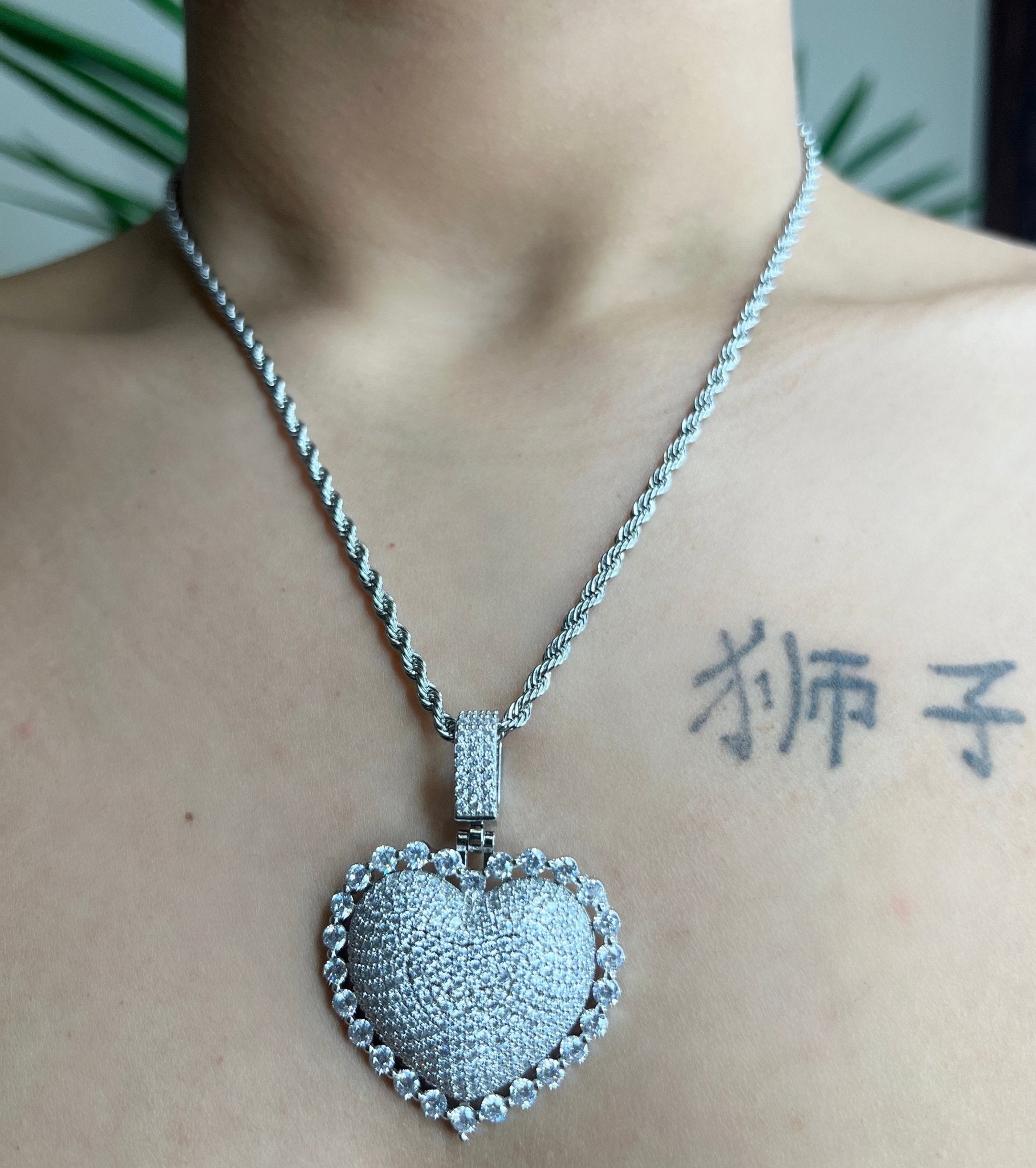 Amore Pendant – close-up detail