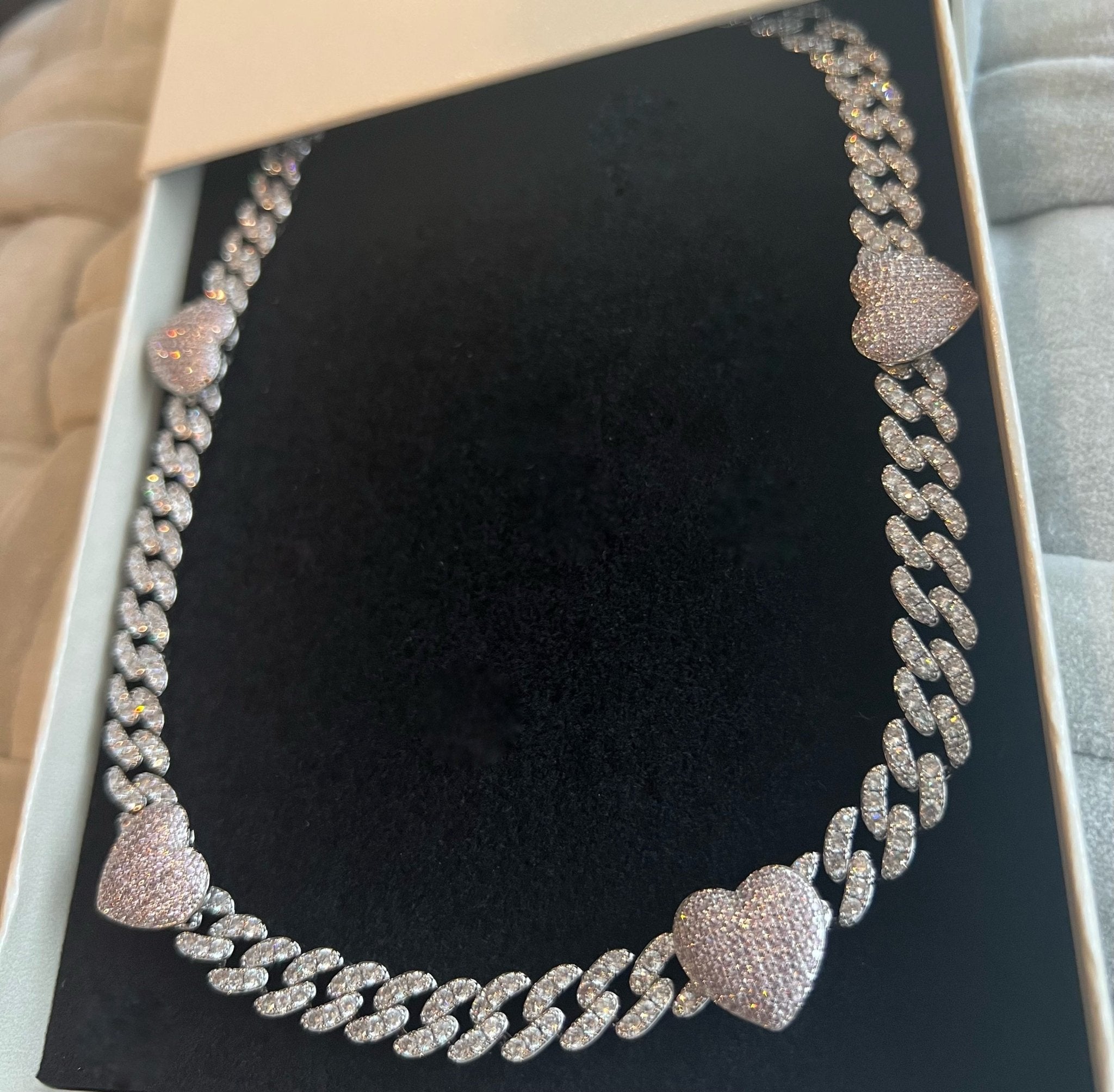 Mini Cuban with Hearts – styled view
